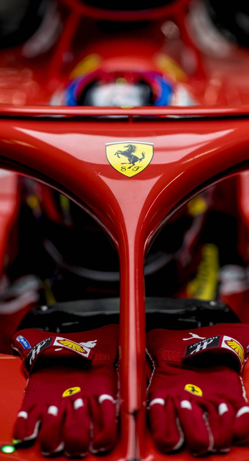 紅色法拉利賽車駕駛艙，帶有賽車手套和躍馬標誌。 — F1 壁紙