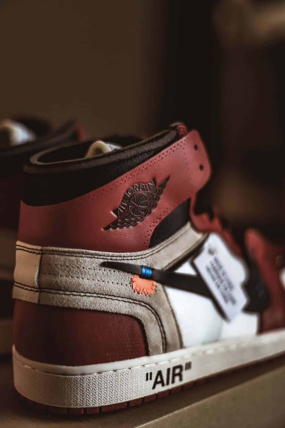 紅白黑色Jordan運動鞋，帶有Off White品牌標誌和藍色標籤。 — Air Jordan 壁紙
