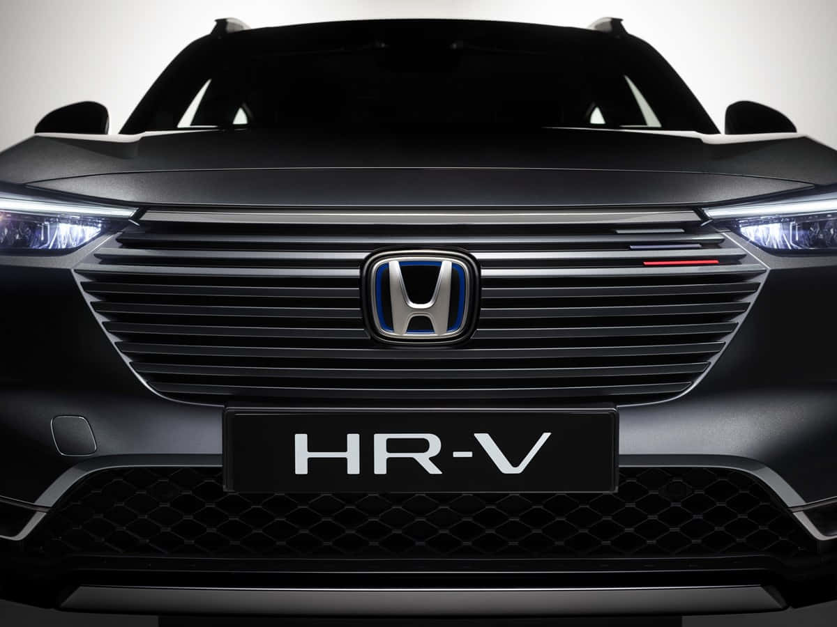 Honda Hr-v 桌布 壁紙 — 近距離拍攝黑色本田HR-V時尚前格柵，配以發光頭燈和鍍鉻飾邊，背景為中性工作室背景。