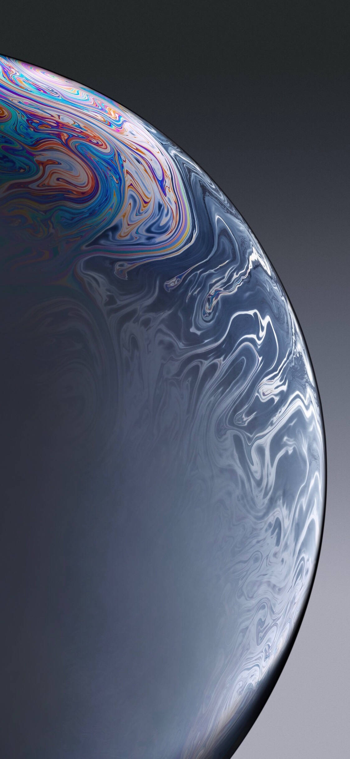iPhone XR 桌布 壁紙 — 肥皂泡虹彩表面的特寫，顯示出在深色漸變背景上旋轉的彩虹色。