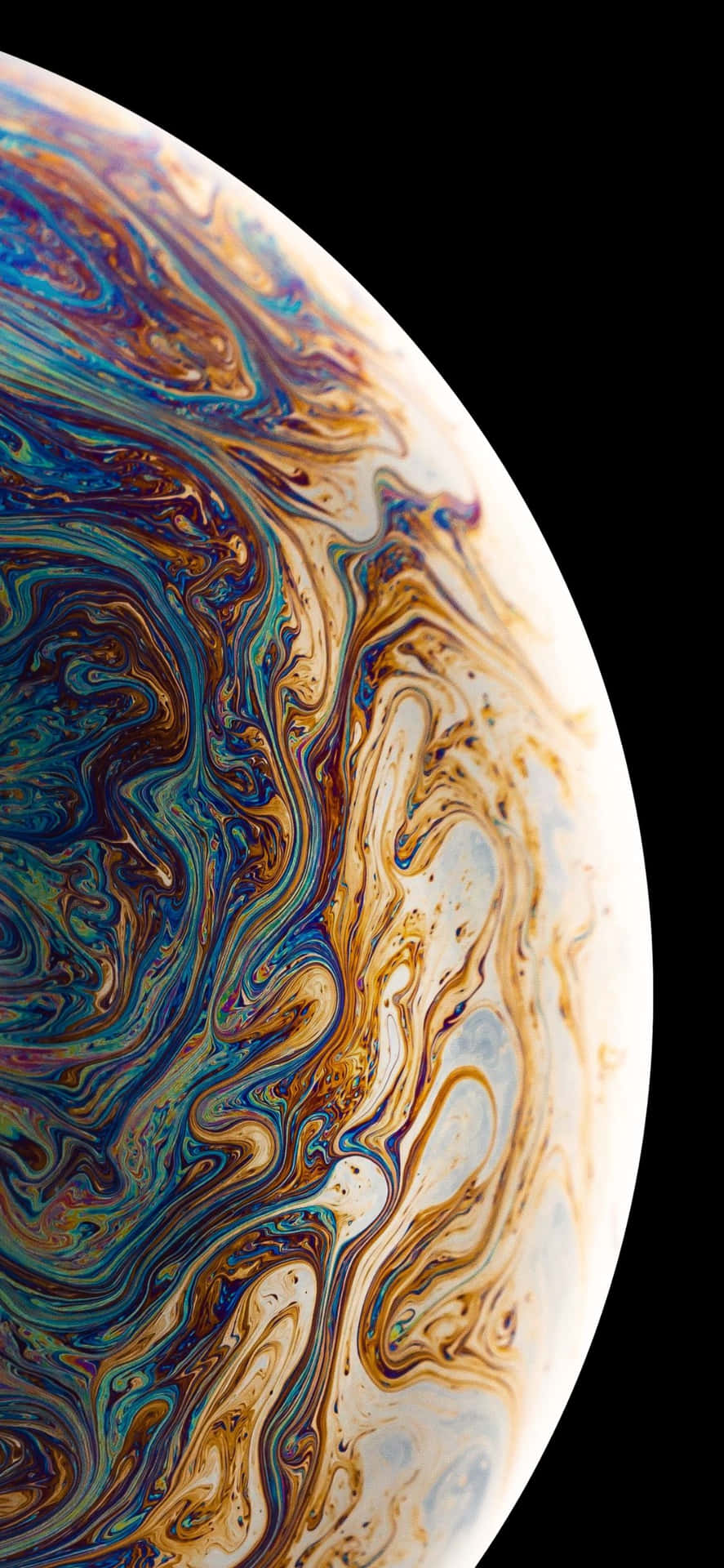 黑色背景上旋轉著彩虹色的肥皂泡。 — iPhone 11 Pro Max 壁紙