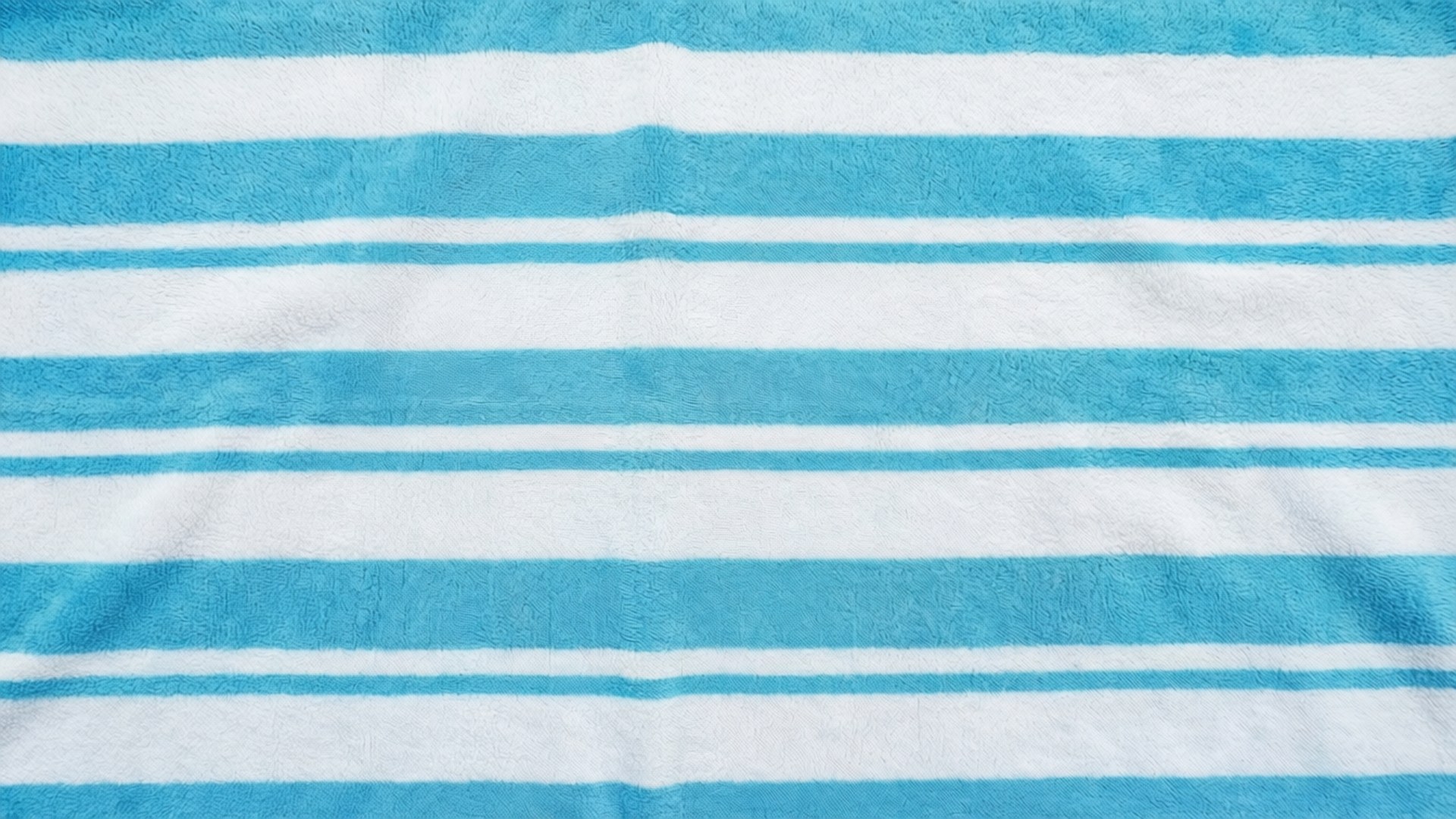 Striped Blue 壁紙 — 柔軟蓬鬆毛巾的特寫，帶有淺藍色和白色相間的橫條紋。