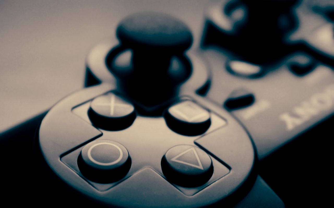 PlayStation 桌布 壁紙 — Sony PlayStation 手把特寫，背景模糊，帶有冷色調藍色。