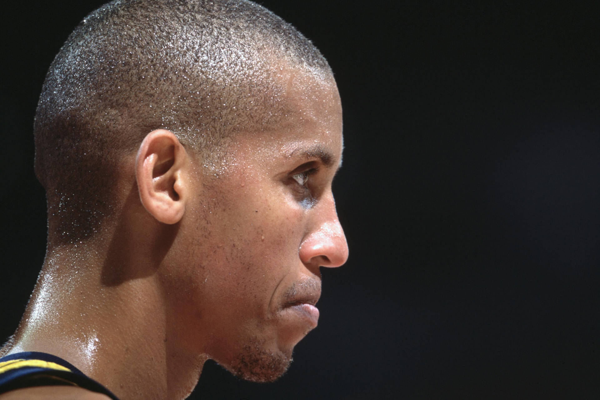 汗流浹背的籃球運動員的專注側面特寫。 — NBA 壁紙