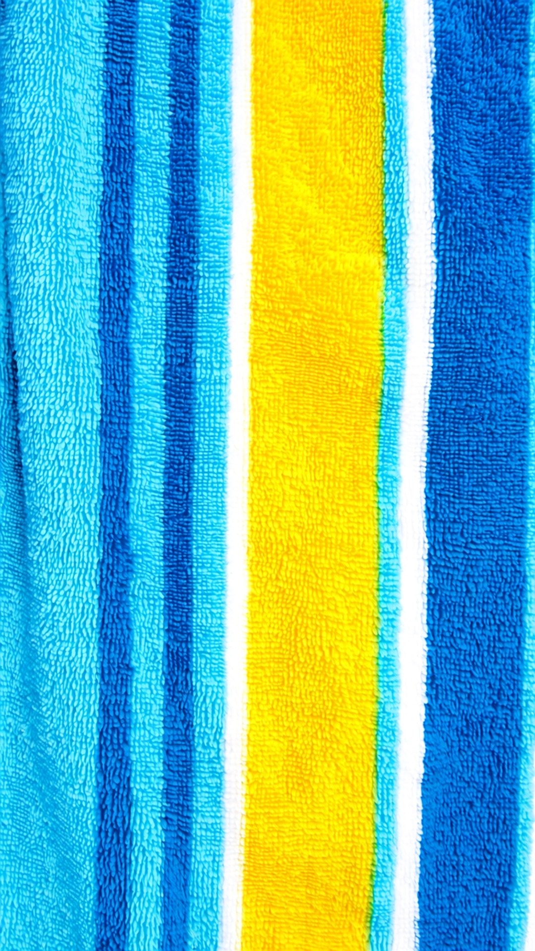 Summer Towel Stripes 壁紙 — 帶有藍色、黃色和白色大膽垂直條紋的質感毛巾特寫。