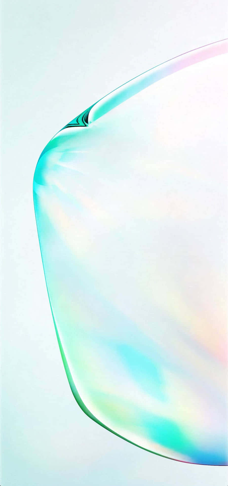  壁紙 — 一個半透明肥皂泡的特寫，在柔和的白色背景上閃爍著虹彩的青色和粉紅色調。