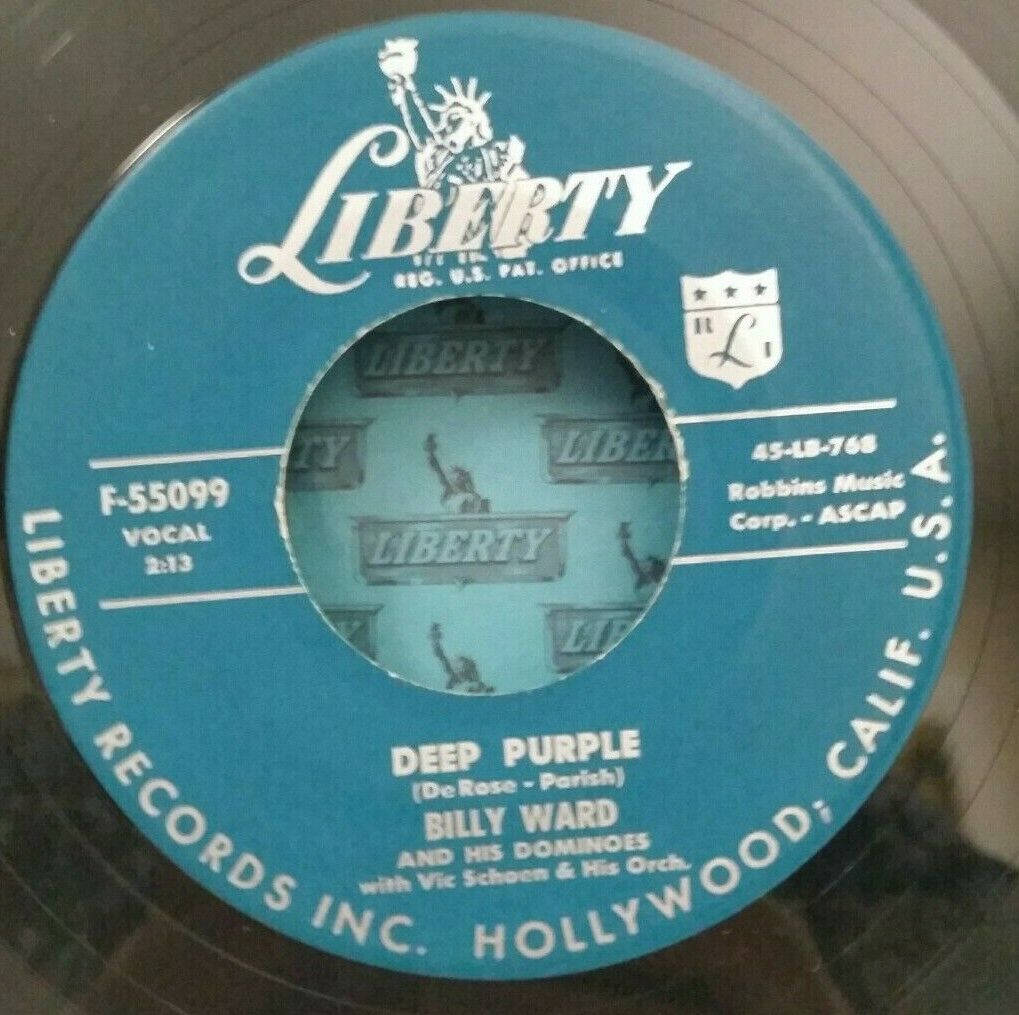 復古 桌布 壁紙 — Billy Ward and His Dominoes 的《Deep Purple》復古藍色 Liberty Records 45 rpm 黑膠唱片標籤特寫。