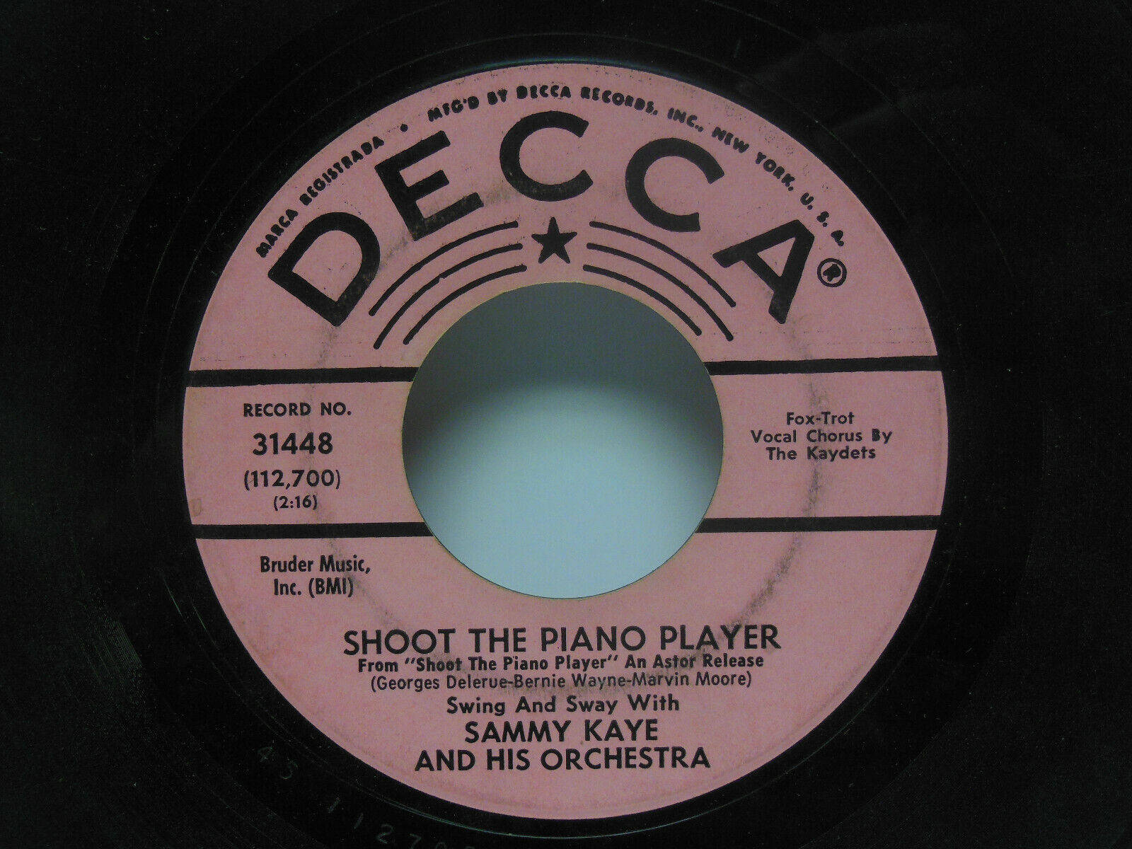 vinyl 桌布 壁紙 — Sammy Kaye and His Orchestra 的《Shoot The Piano Player》的復古 Decca 唱片標籤特寫，粉紅和黑膠唱片。