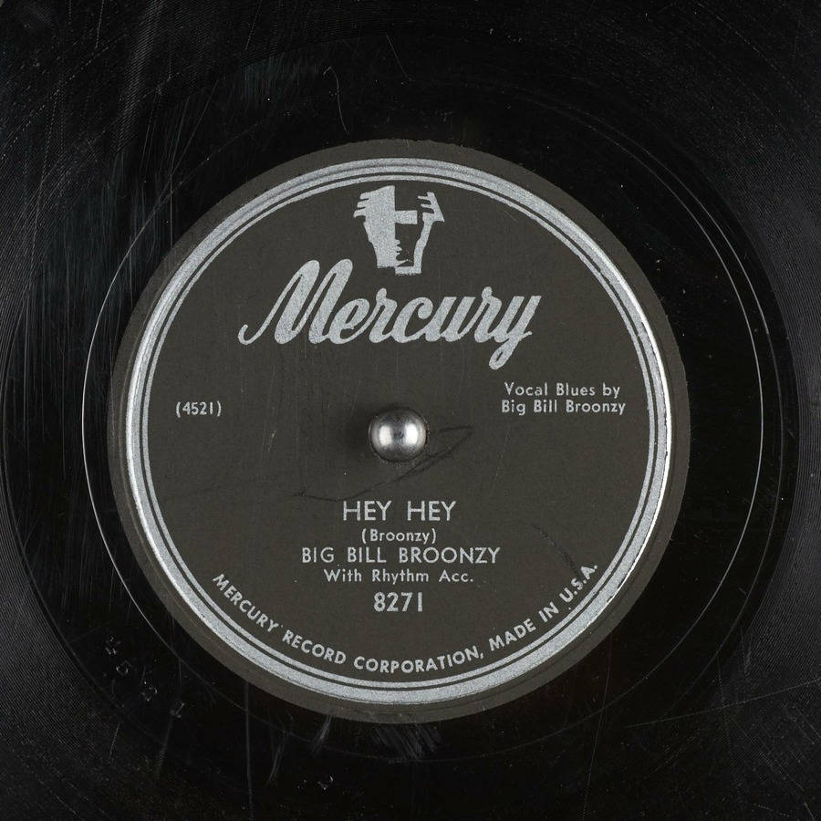 黑白 桌布 壁紙 — Big Bill Broonzy 的《Hey Hey》在復古 Mercury Records 黑膠唱片標籤上的特寫，顯示磨損和刮痕。