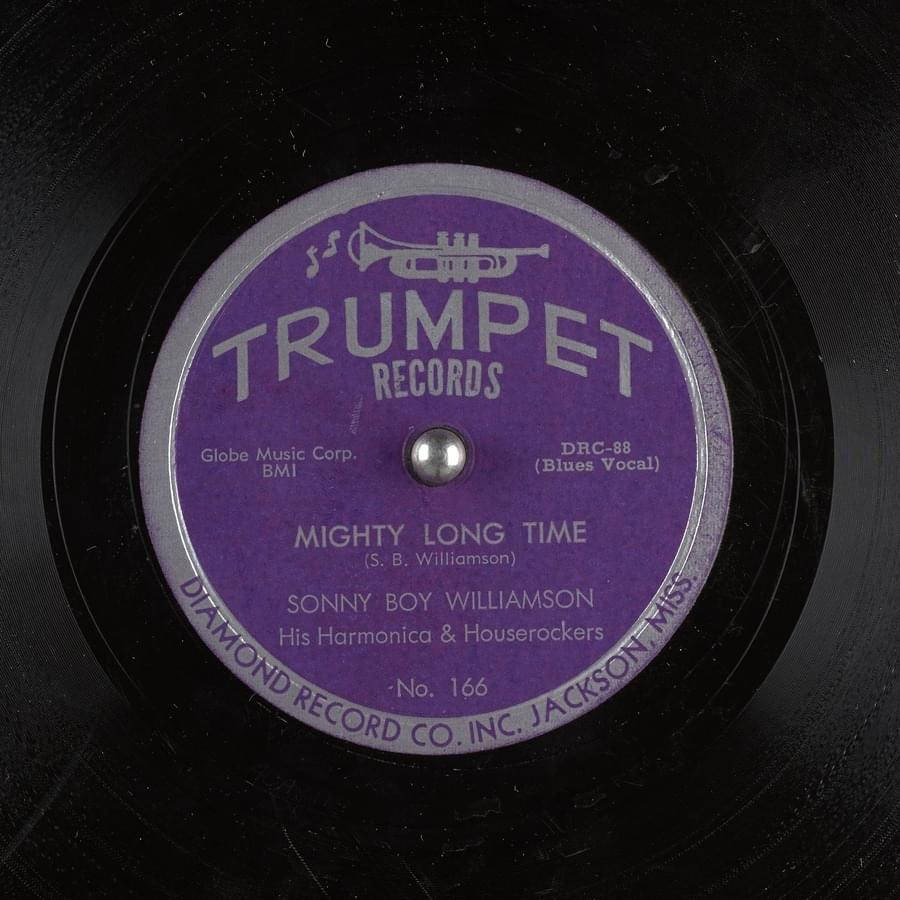 song 桌布 壁紙 — Sonny Boy Williamson 的《Mighty Long Time》復古紫色 Trumpet Records 黑膠唱片標籤特寫，帶有小號標誌和目錄編號。