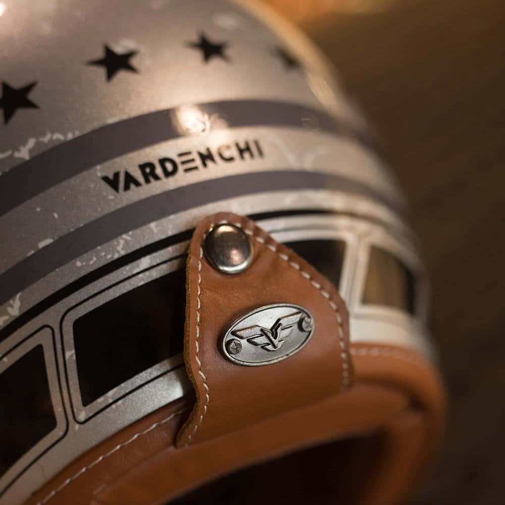 Vardenchi 桌布 壁紙 — 復古銀色機車安全帽的特寫，帶有黑色星星和棕色皮帶。