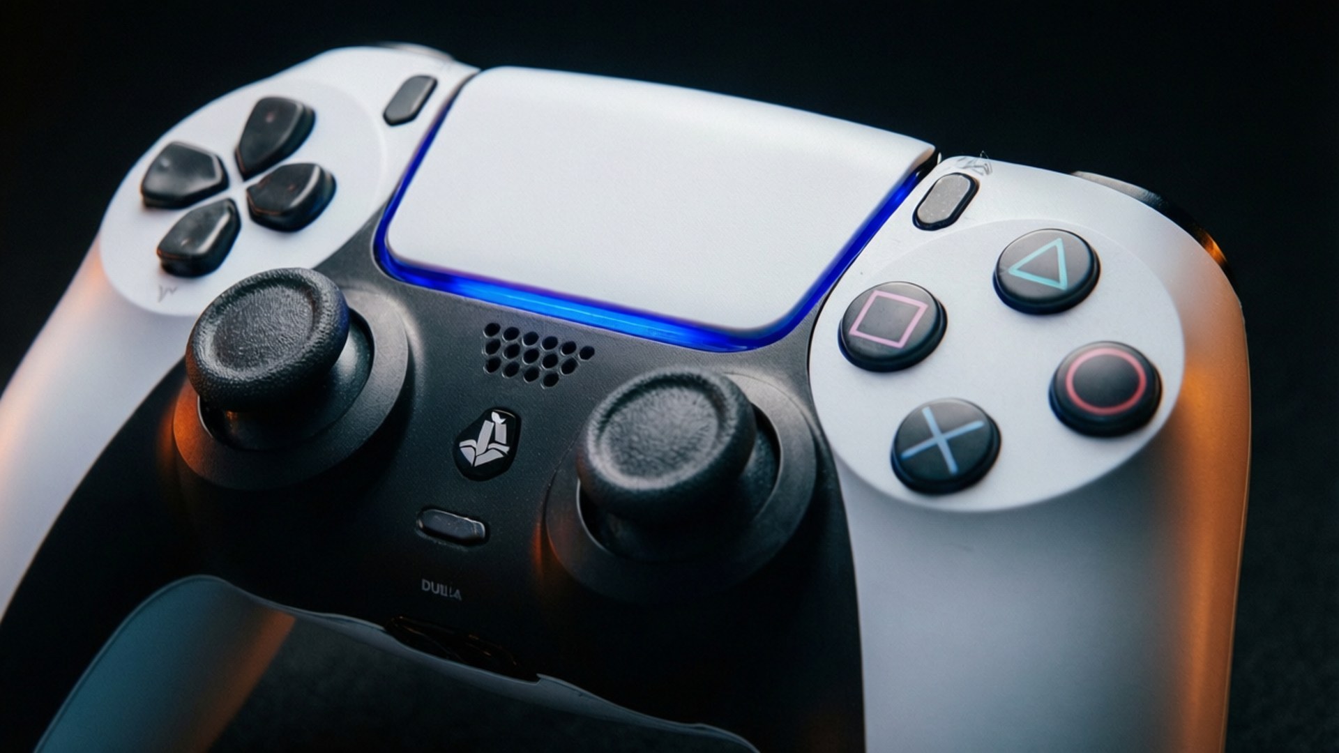 DualShock 4 Close-up 壁紙 — 白色PlayStation 5 DualSense控制器特寫，帶有發光藍色燈光和溫暖橙色背光，背景為深色。
