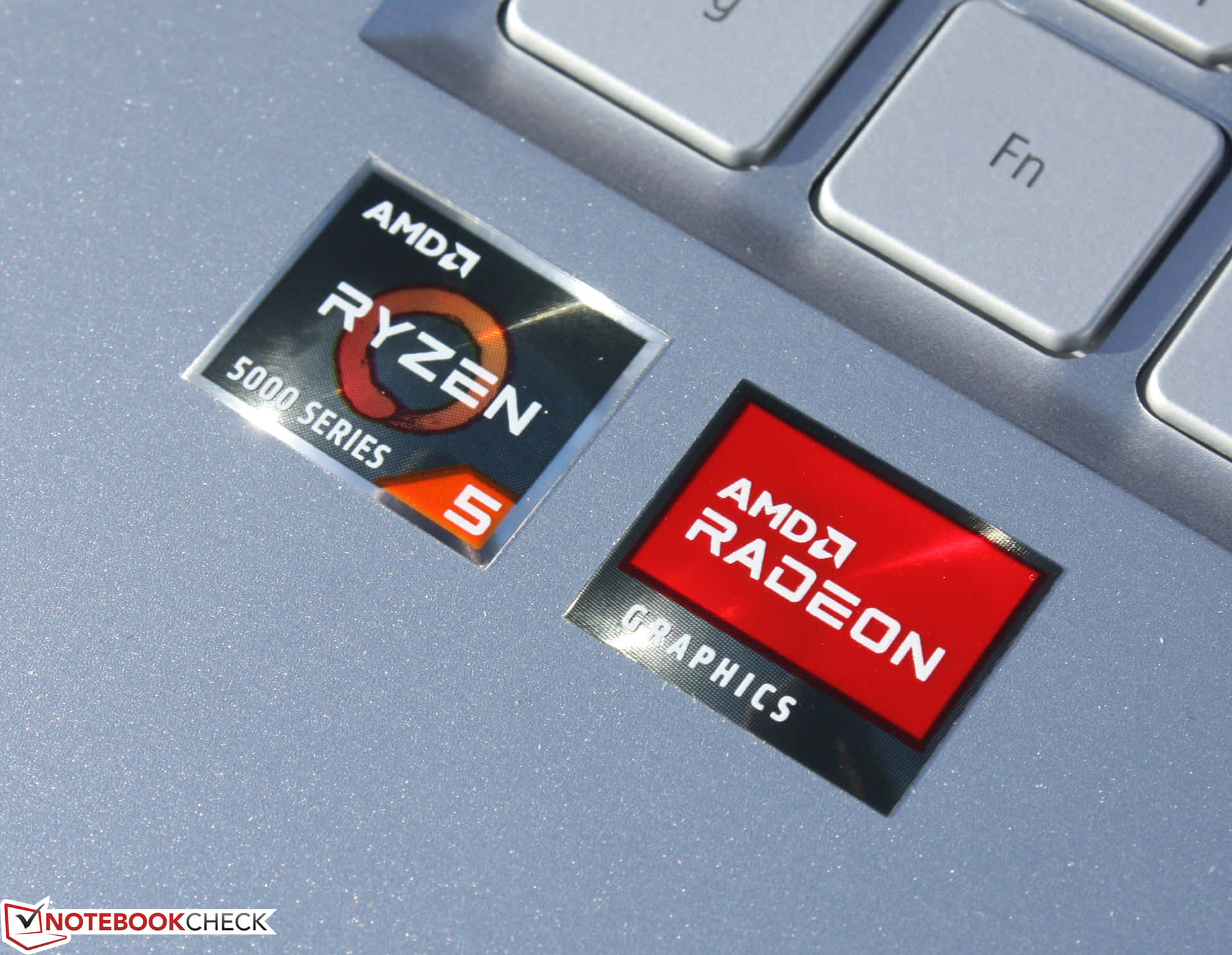 筆記型電腦掌托上的 AMD Ryzen 5 5000 Series 及 Radeon Graphics 貼紙。 — Amd 壁紙