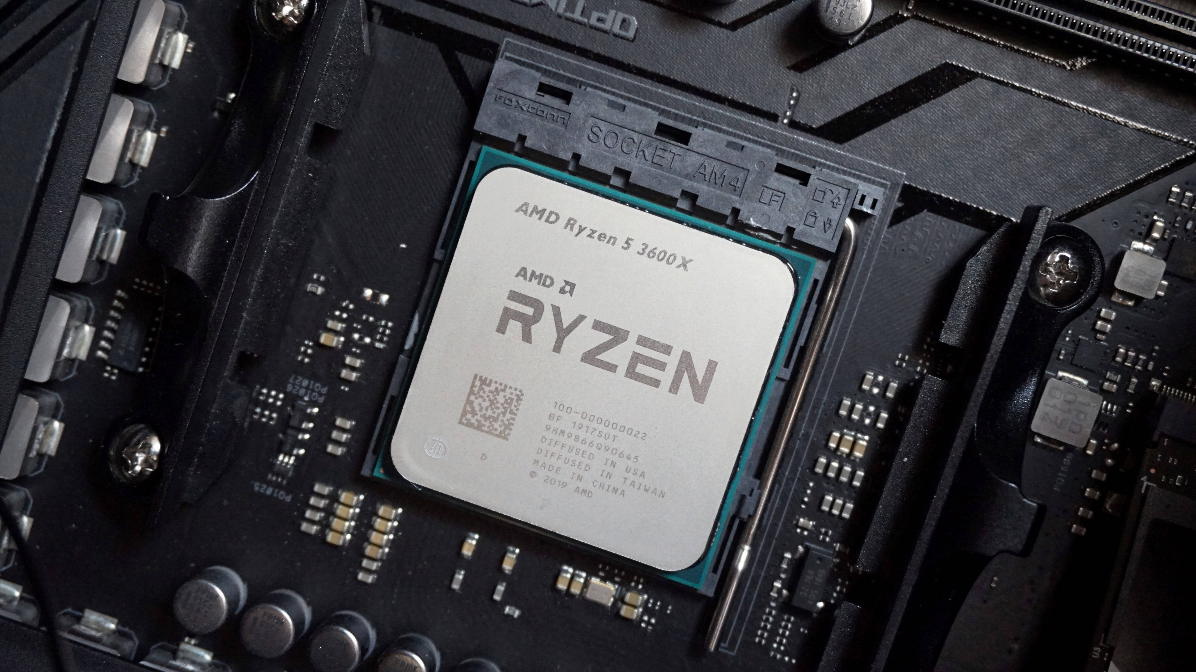 主機板上的AMD Ryzen 5 3600X處理器，帶有電路細節。 — Amd 壁紙