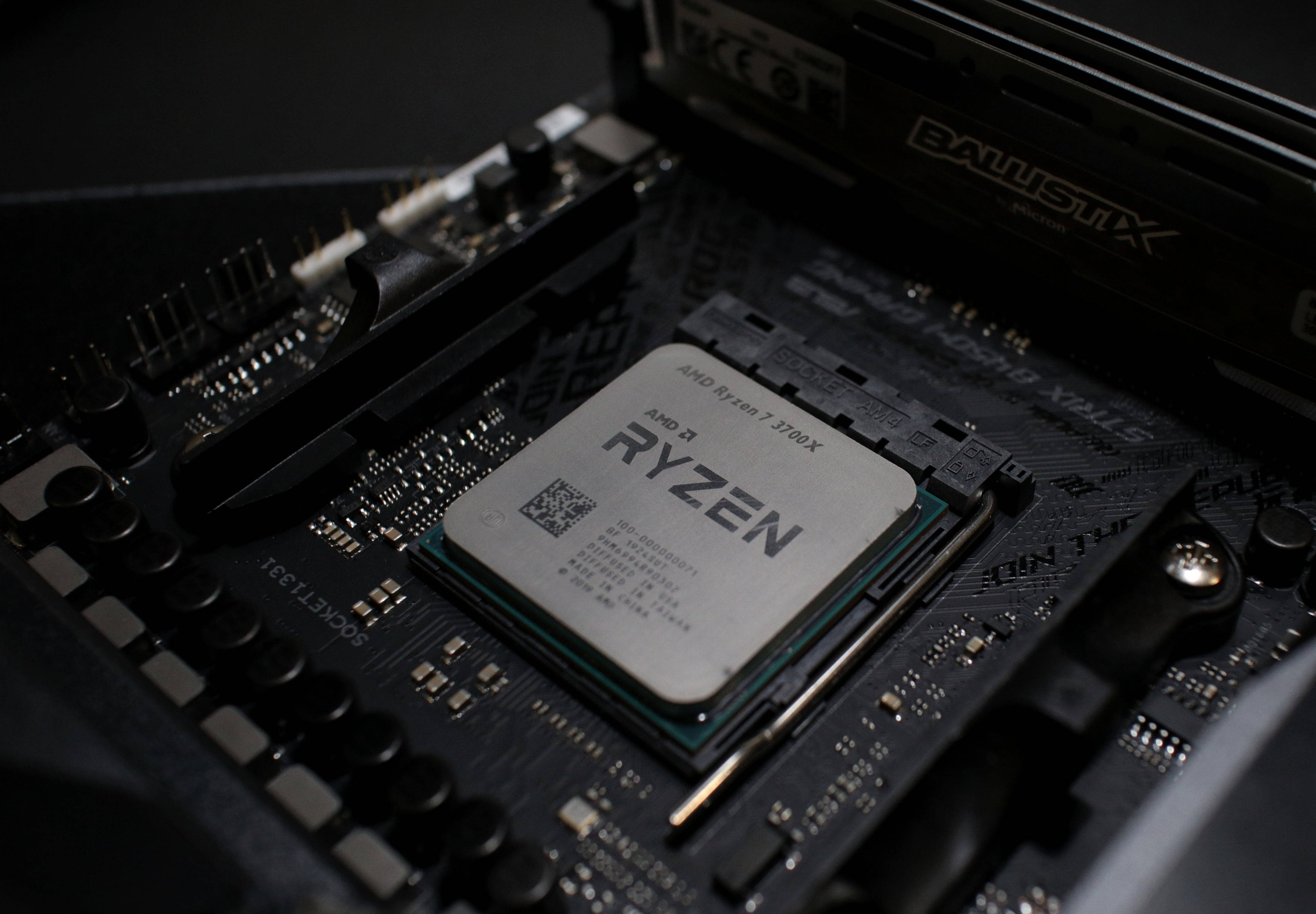 AMD Ryzen 7 3700X 處理器在黑色主機板上，可見 RAM 插槽。 — Amd 壁紙