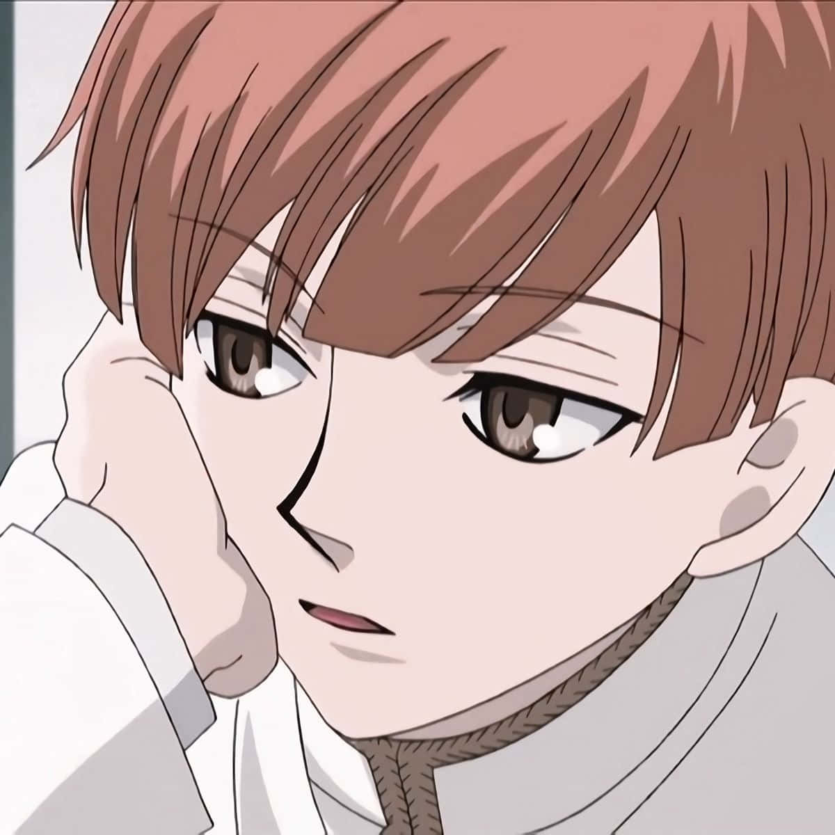 Kaoru Hitachiin 桌布 壁紙 — 一個動漫男孩的特寫，他有棕色頭髮和眼睛，托腮沉思。