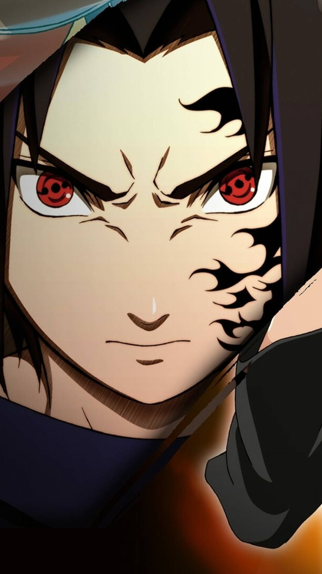 動漫角色，紅色眼睛和黑色火焰標記在臉上。 — Sasuke 壁紙
