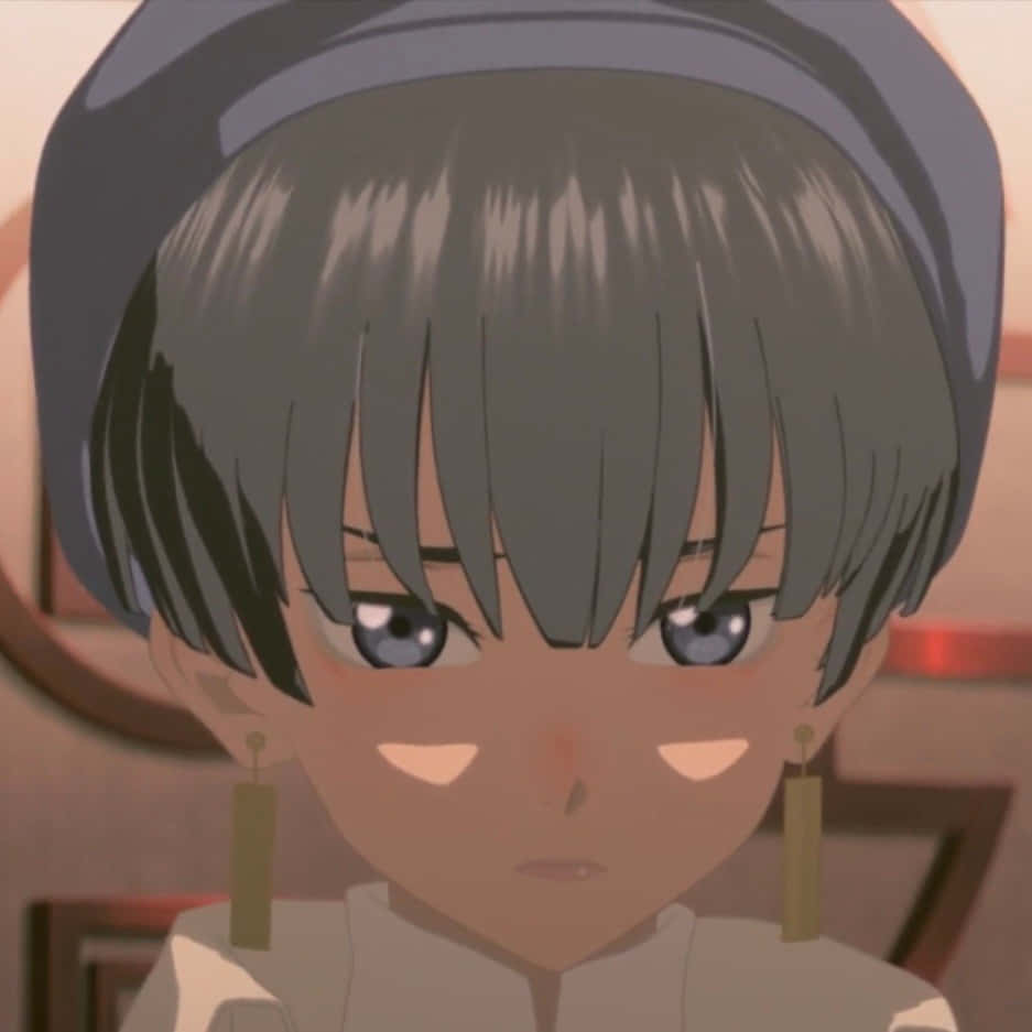  壁紙 — 動漫少女特寫，短灰髮、藍眼睛，戴頭帶和垂墜耳環。