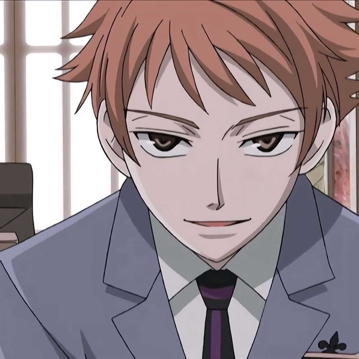 Hikaru Hitachiin 桌布 壁紙 — 動畫男性角色特寫，棕色尖刺頭髮，銳利眼神，身穿灰色西裝和紫色領帶。