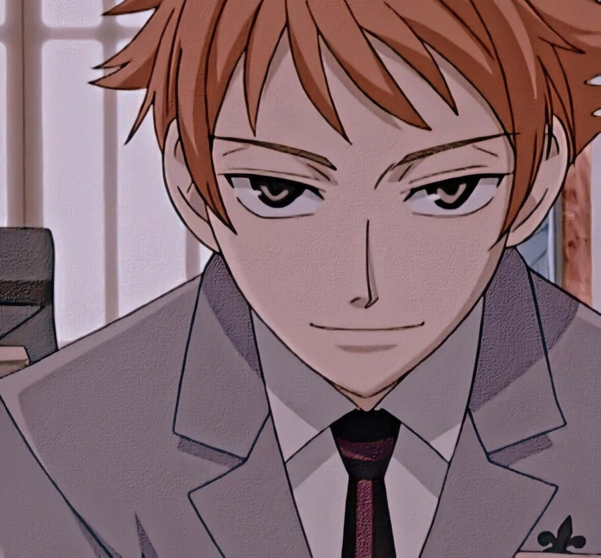 Hikaru Hitachiin 桌布 壁紙 — 動畫男性角色的特寫，擁有尖刺橙色頭髮和嚴肅表情，穿著灰色西裝和圖案領帶。
