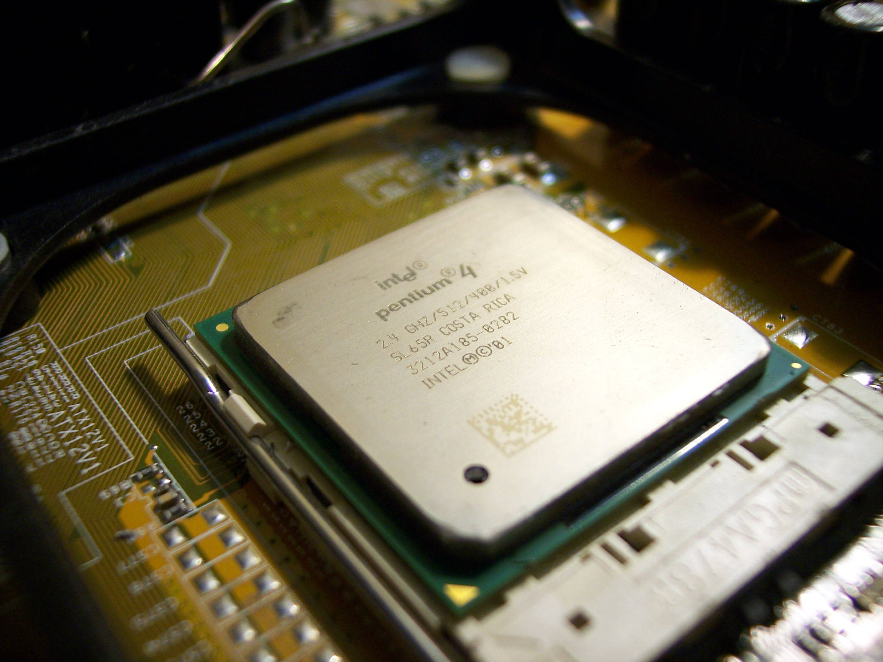 Processor 桌布 壁紙 — Intel Pentium 4 處理器安裝在主機板上的特寫，帶有金色電路和焊接引腳。