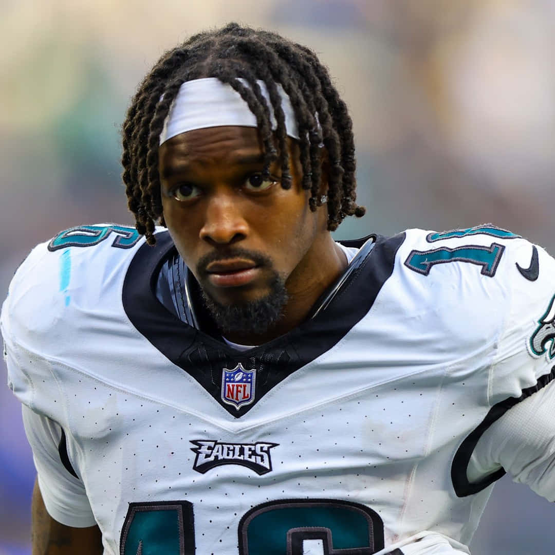  壁紙 — NFL 美式足球員近照，身穿白色老鷹隊球衣，帶有青綠色點綴和48號碼，專注地凝視鏡頭。