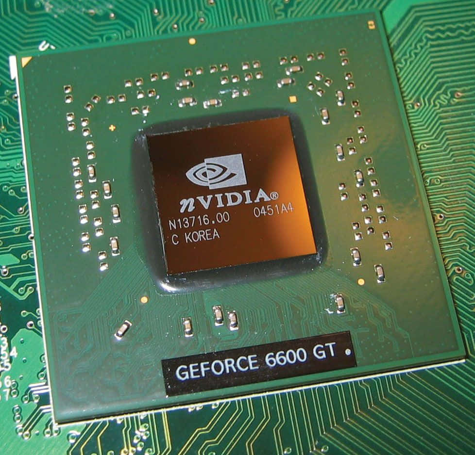 nvidia 桌布 壁紙 — NVIDIA GeForce 6600 GT 圖形晶片的特寫，安裝在綠色電路板上，可見焊點和線路。