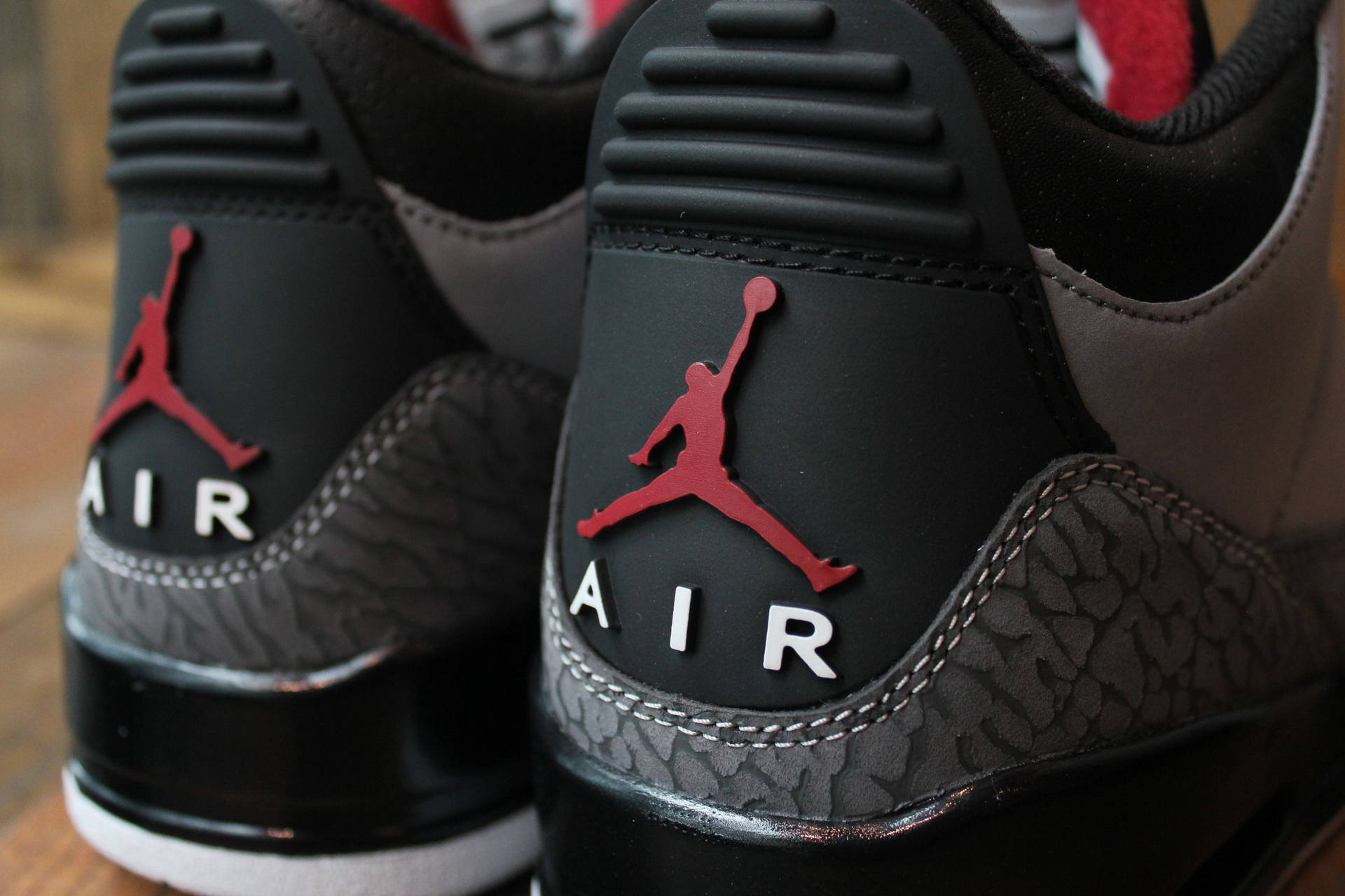 黑色Jordan Air運動鞋，帶有紅色標誌和大象紋理。 — Jordan Logo 壁紙