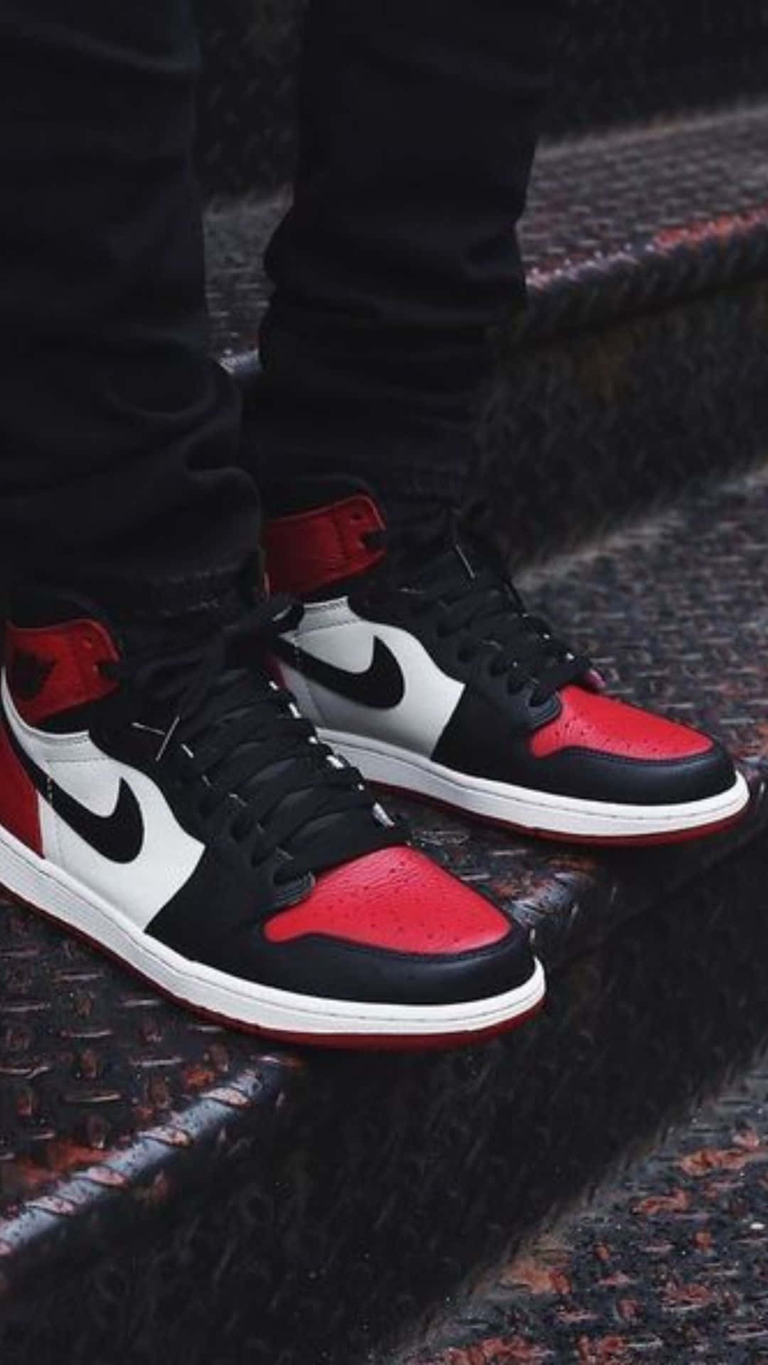 金屬階梯上的黑色、紅色和白色高筒運動鞋。 — Air Jordan 壁紙