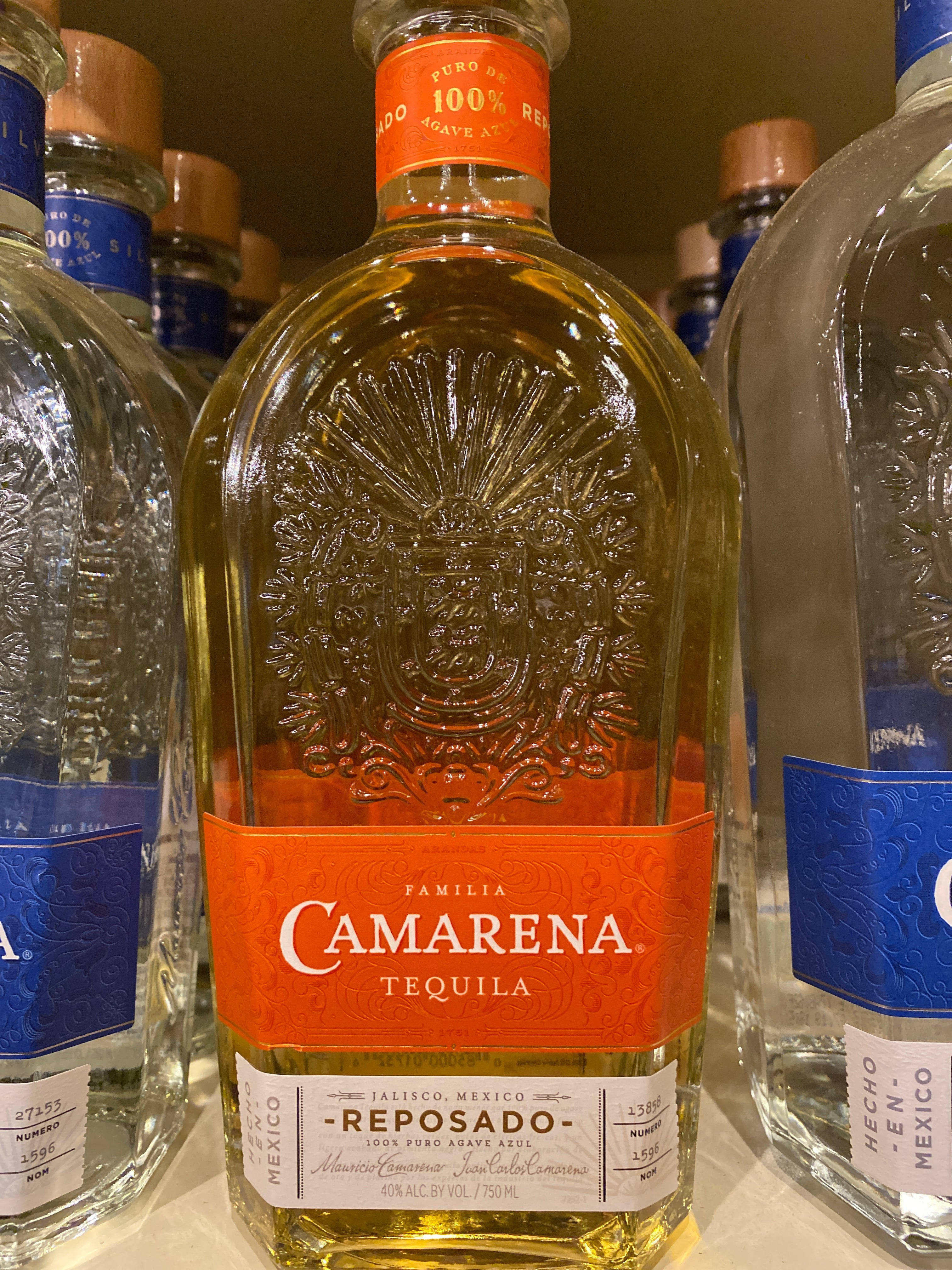 Tequila 桌布 壁紙 — Camarena Reposado 龍舌蘭酒瓶的特寫，瓶內琥珀色液體，玻璃上帶有精緻浮雕設計。