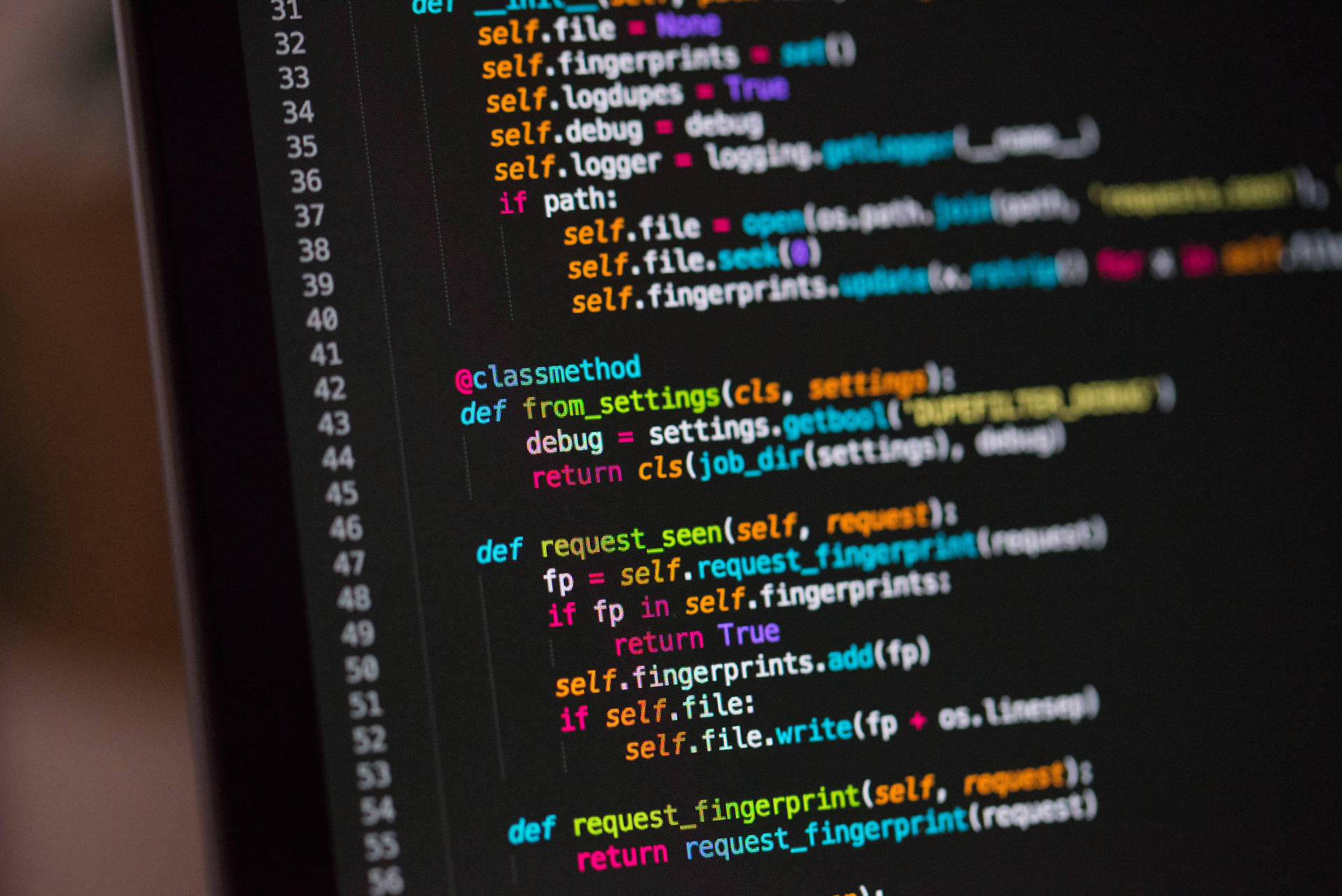 電腦螢幕上 Python 程式碼的特寫，帶有色彩繽紛的語法高亮。 — 程式碼 壁紙
