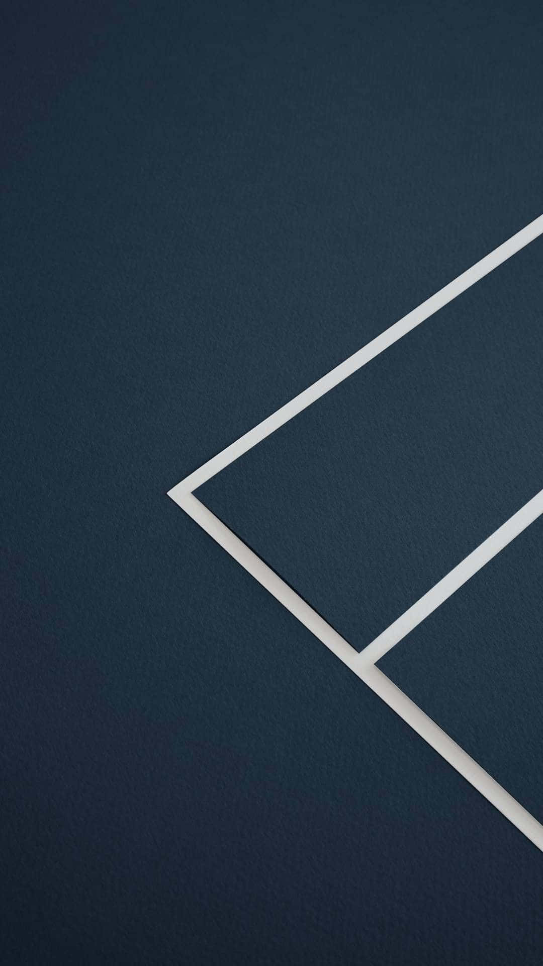 Minimalist Geometric 桌布 壁紙 — 特寫鏡頭：在帶有紋理的深藍色網球場表面上，清晰的白色線條形成幾何形狀。