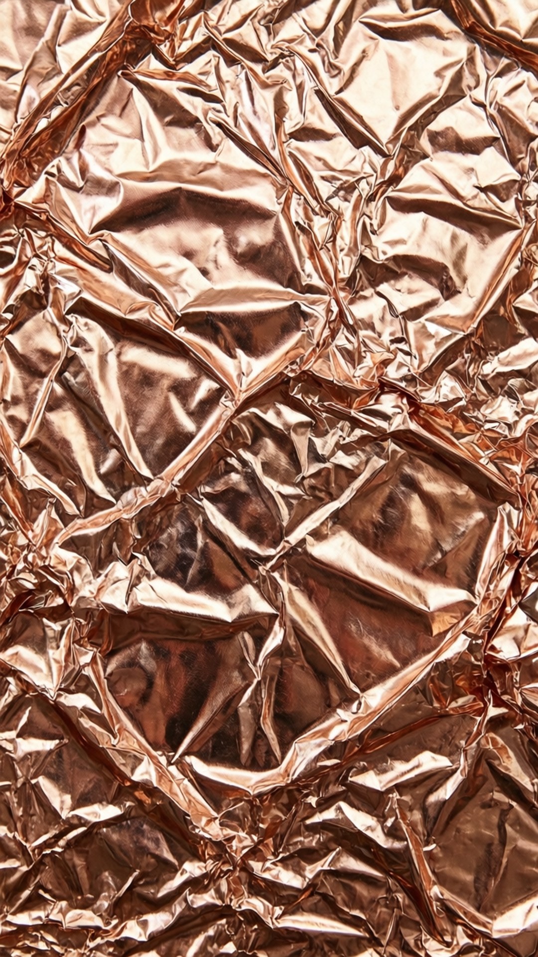 Crinkled Foil 壁紙 — 皺巴巴的玫瑰金箔特寫，帶有反光高光和深皺褶，營造出奢華的金屬質感。