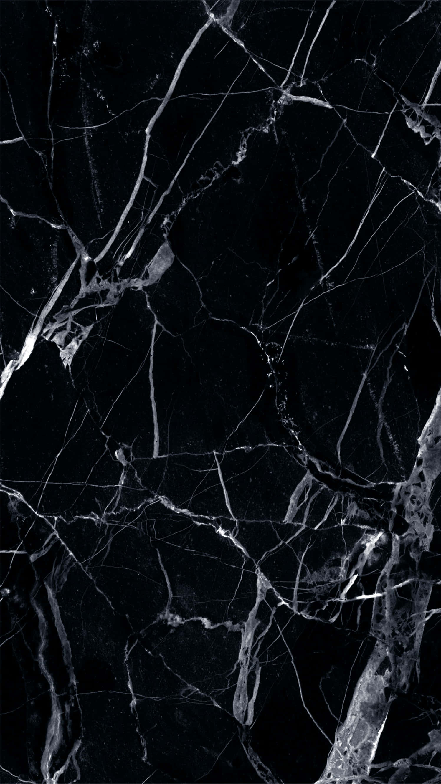 Black And White Marble 桌布 壁紙 — 光澤黑色大理石的近距離特寫，帶有複雜的白色紋理，營造出奢華而戲劇性的質感。