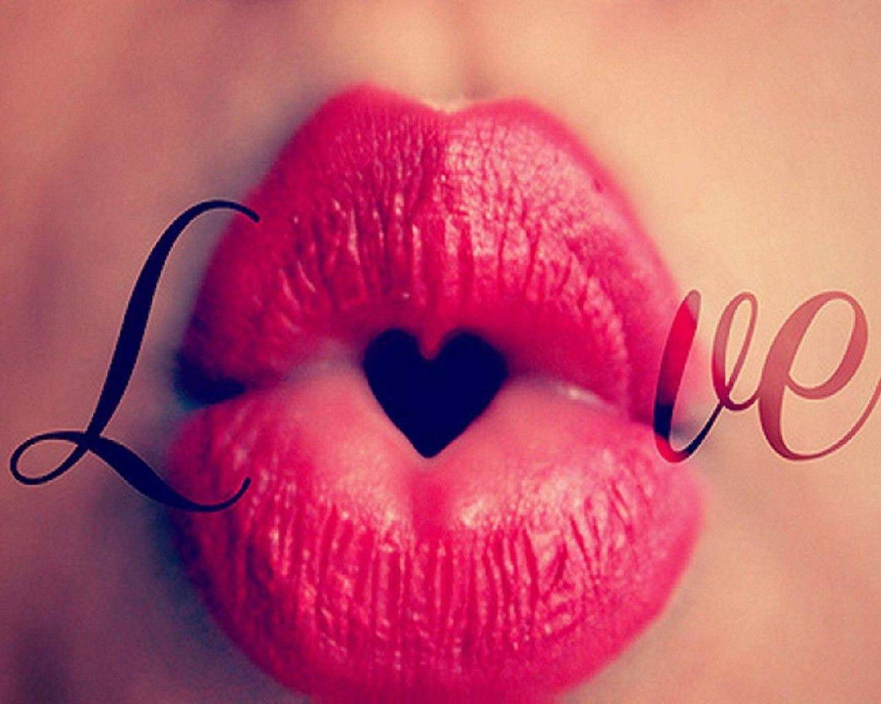 心形粉紅嘴唇，周圍寫有love字樣。 — 愛心 壁紙