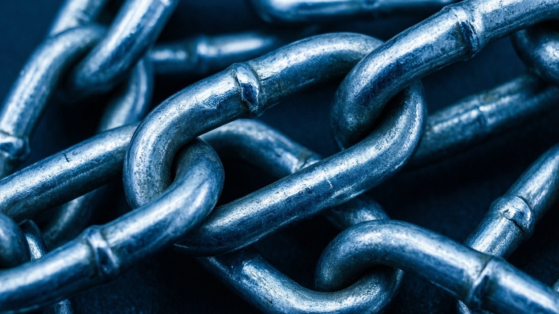 Blue Metallic Chain 壁紙 — 特寫鏡頭：在深色背景下，帶有冷藍色調和金屬光澤的連鎖鋼鏈。