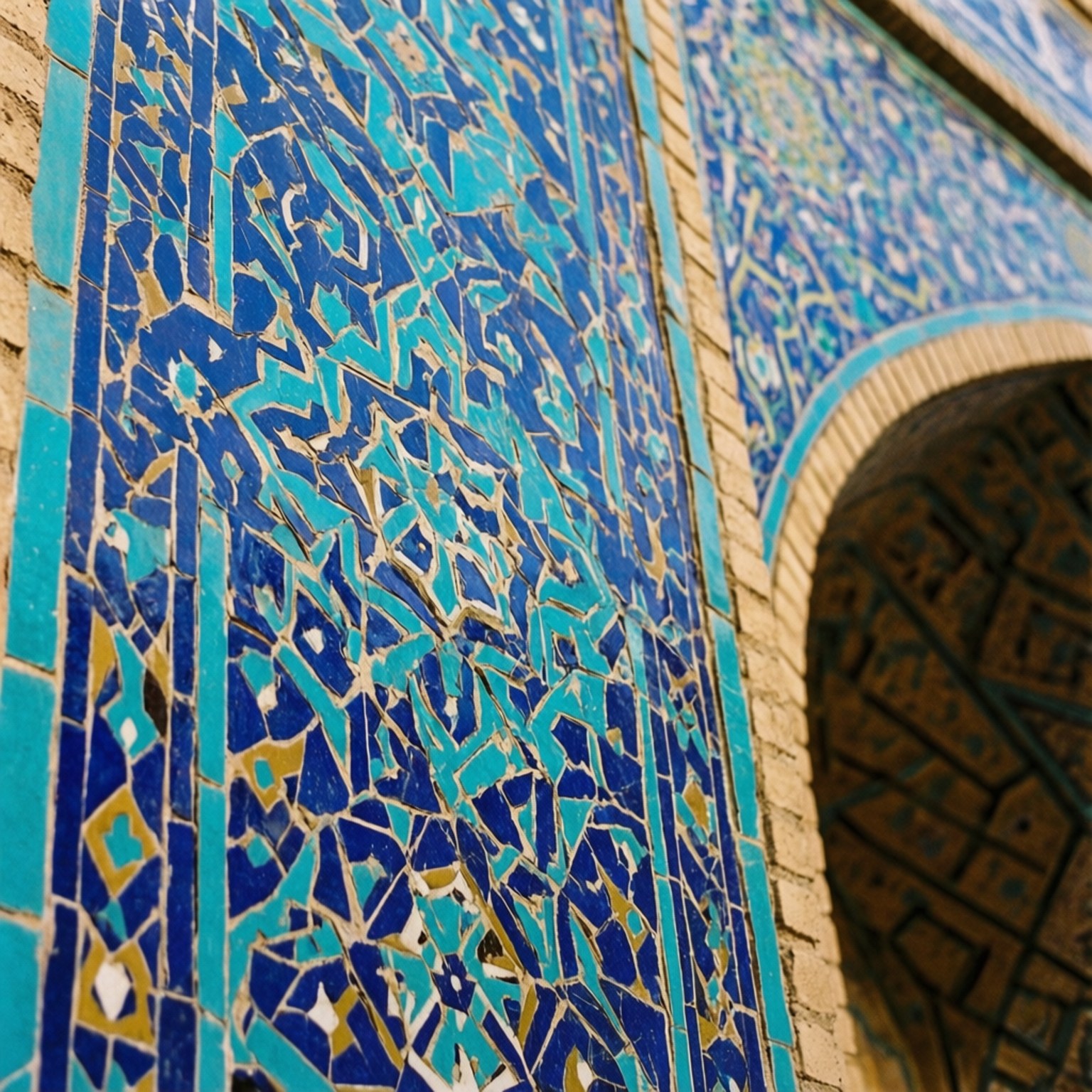 Wazir Khan Tiles Detail 壁紙 — 近距離拍攝複雜的藍色綠松石和金色馬賽克瓷磚，在拱形伊斯蘭建築外牆上形成幾何圖案。