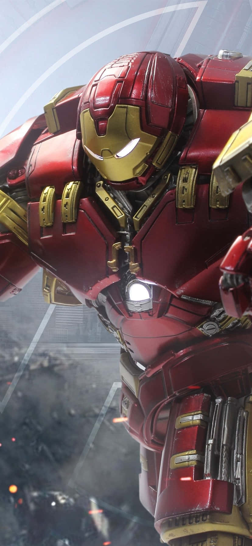  壁紙 — 鋼鐵人紅色和金色裝甲服的近距離特寫，帶有發光的弧形反應器和頭盔面罩，背景是煙霧瀰漫的戰鬥場景。