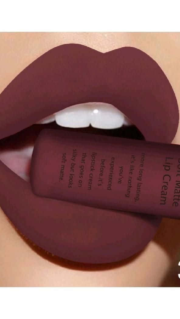 lipstick 桌布 壁紙 — 深酒紅色霧面唇膏塗抹的嘴唇特寫，手持產品管。
