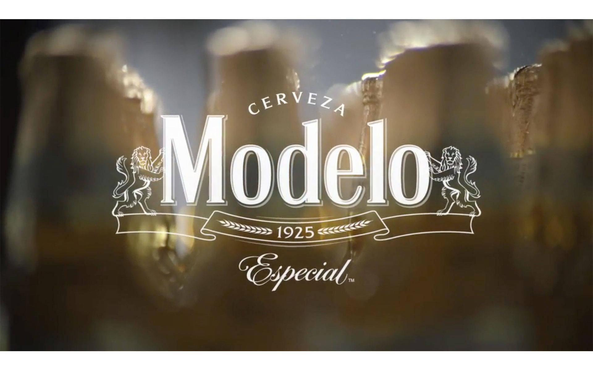 Beer 桌布 壁紙 — Modelo Especial 啤酒瓶的特寫，標誌清晰，背景為模糊的金色。