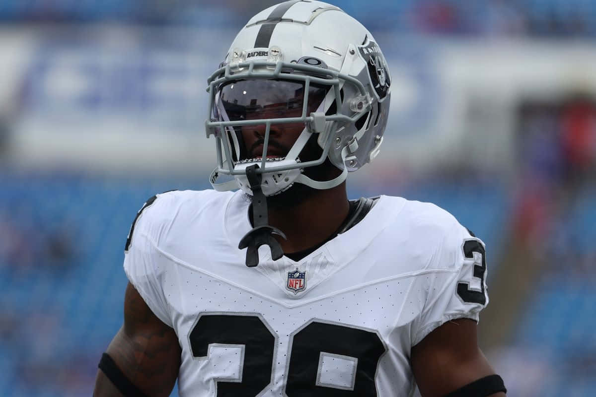  壁紙 — NFL 美式足球員身穿黑白球衣，背號 29，站在球場上的特寫。