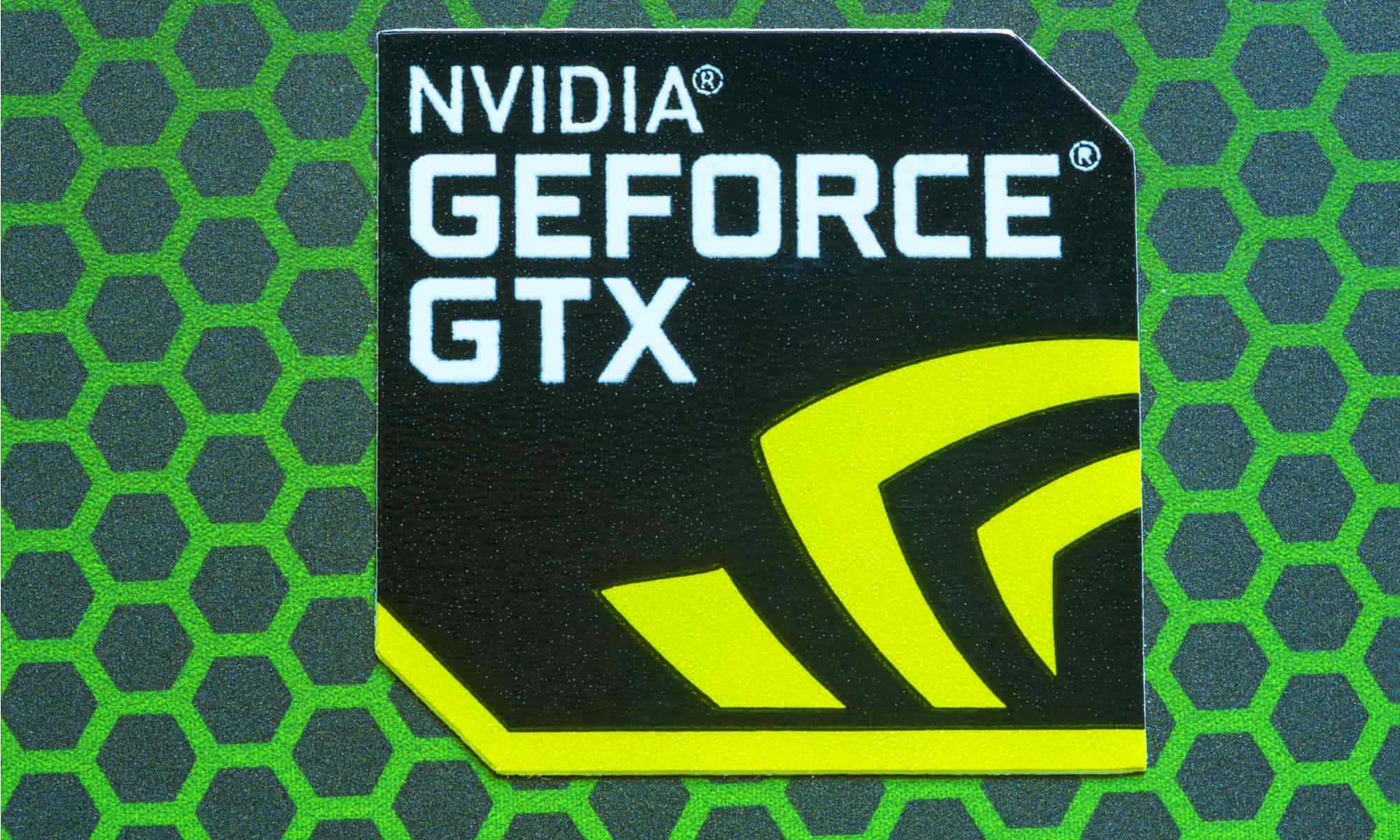 nvidia 桌布 壁紙 — NVIDIA GeForce GTX 標誌貼紙在綠色六角形圖案表面上的特寫。