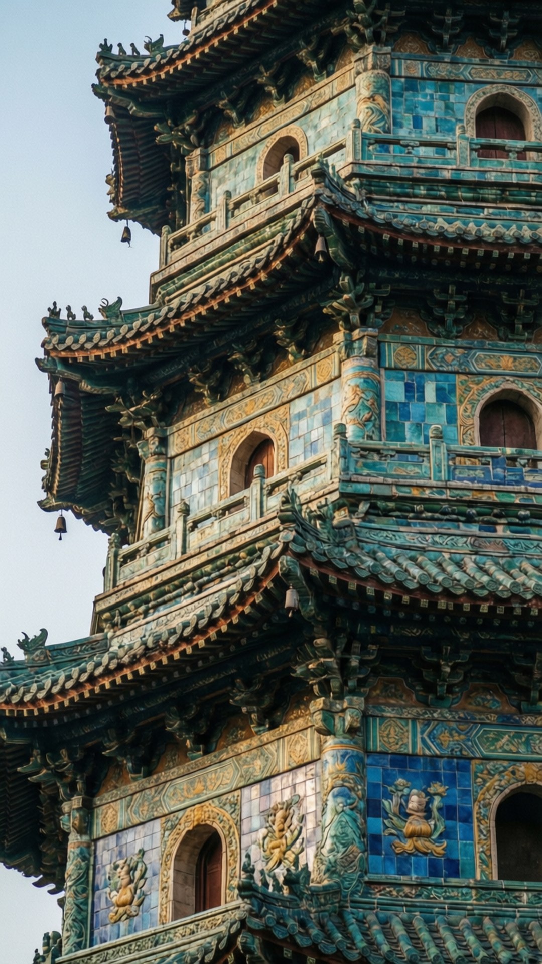 Nanjing 桌布 壁紙 — 傳統中式寶塔的近距離特寫，飾有鮮豔的藍、綠、金色琉璃瓦，襯托著淡色天空。