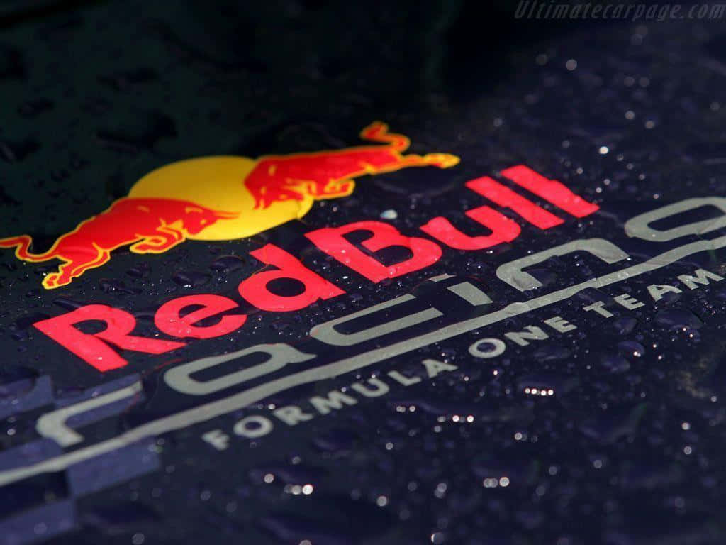 紅牛 桌布 壁紙 — Red Bull Racing Formula One 車隊標誌的特寫，位於潮濕的深色表面上，水滴在昏暗燈光下閃閃發光。