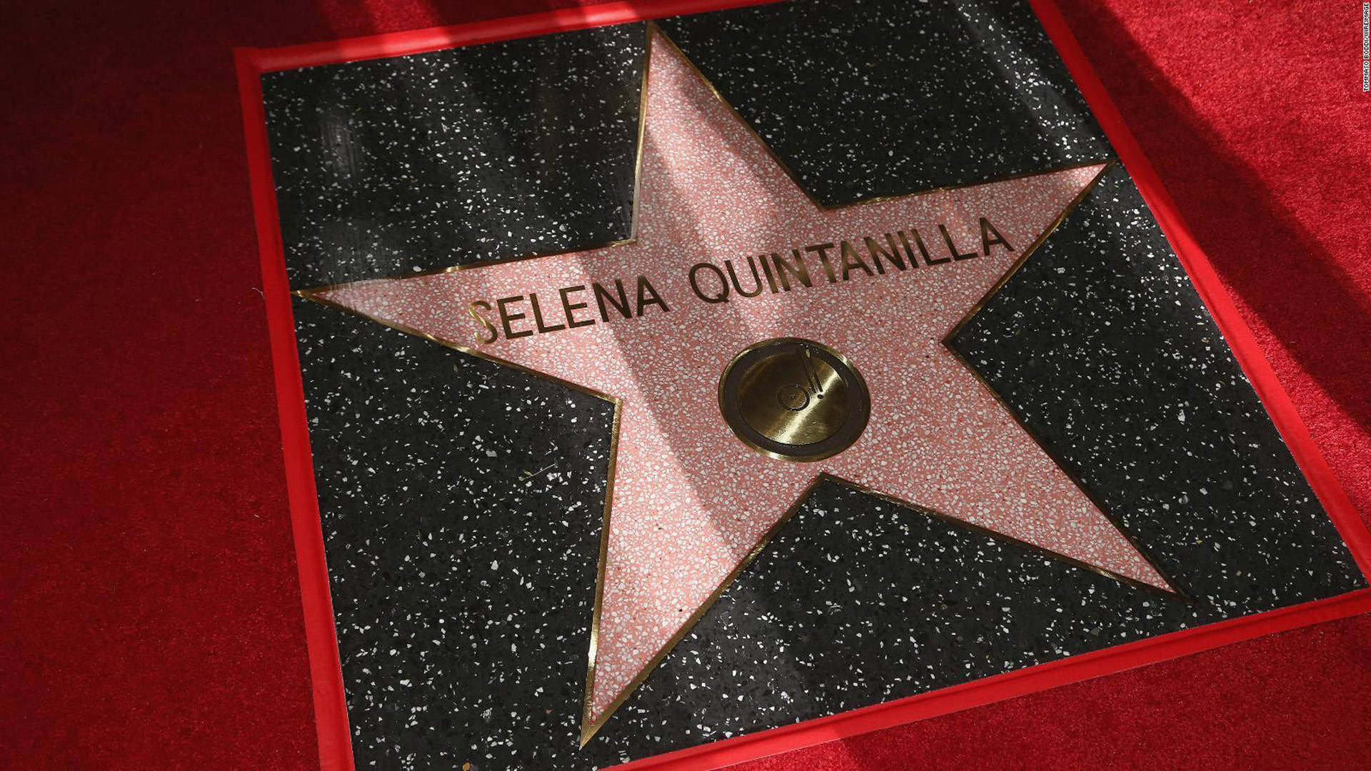 walk 桌布 壁紙 — Selena Quintanilla 在好萊塢星光大道的星星特寫，背景是紅地毯和閃爍的黑色瓷磚。
