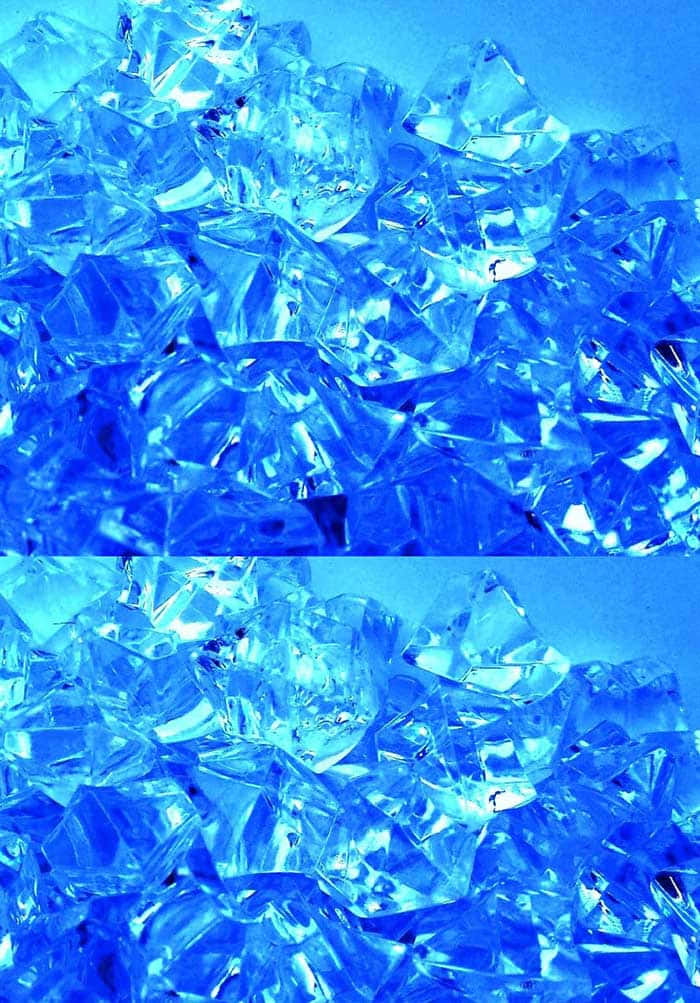 diamonds 桌布 壁紙 — 碎裂藍色玻璃碎片的特寫，在明亮光線下閃爍，帶有銳利的幾何邊緣。