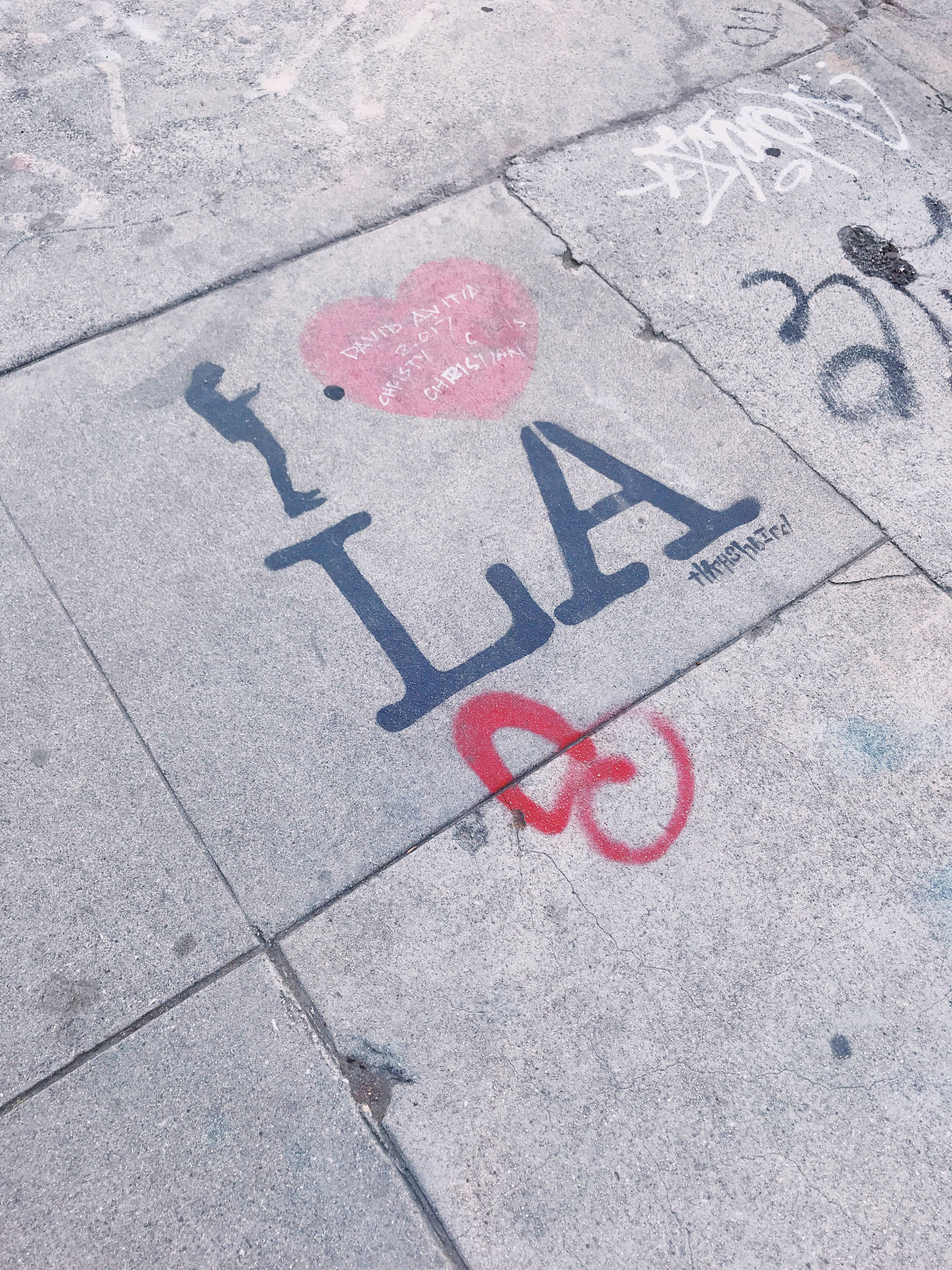 行人道粉筆藝術，包含「I love LA」、心形和人物。 — 洛杉磯道奇隊 壁紙