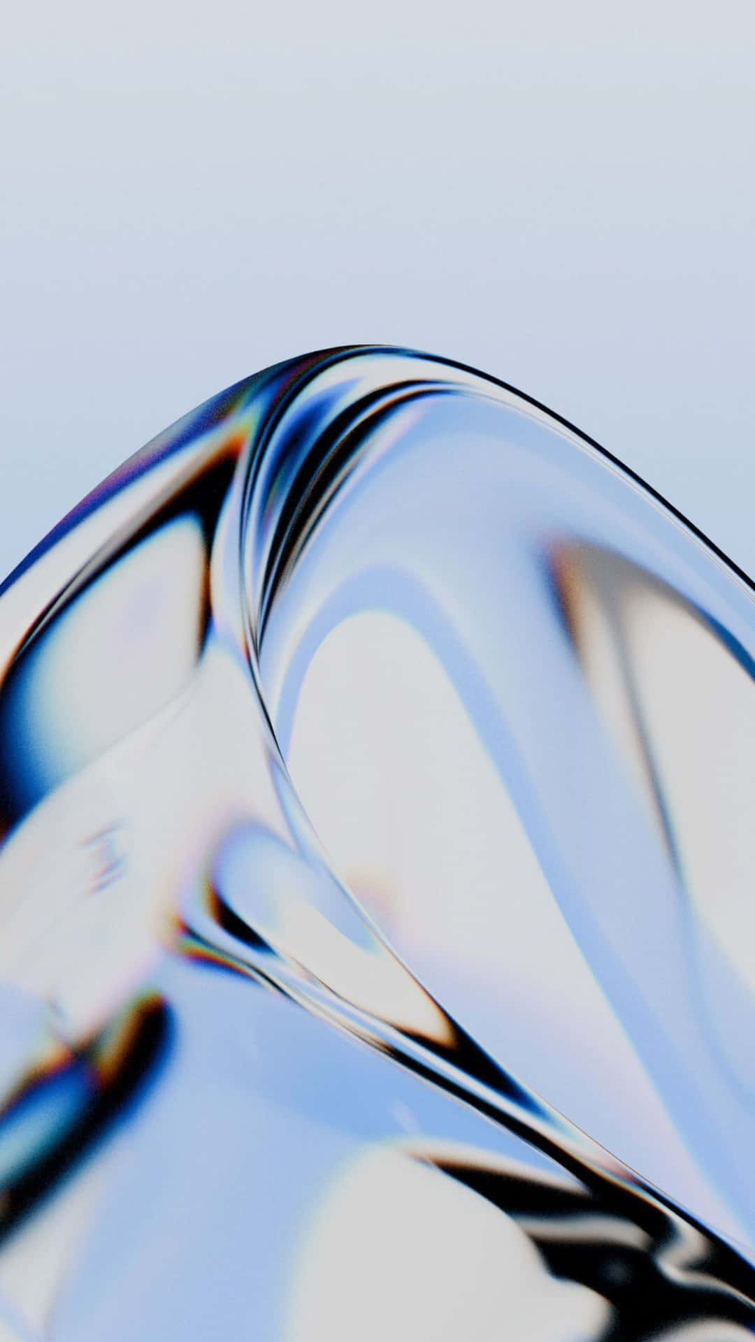  壁紙 — 平滑彎曲玻璃表面的特寫，在淡色背景上反射出帶有虹彩藍色和白色色調的光線。