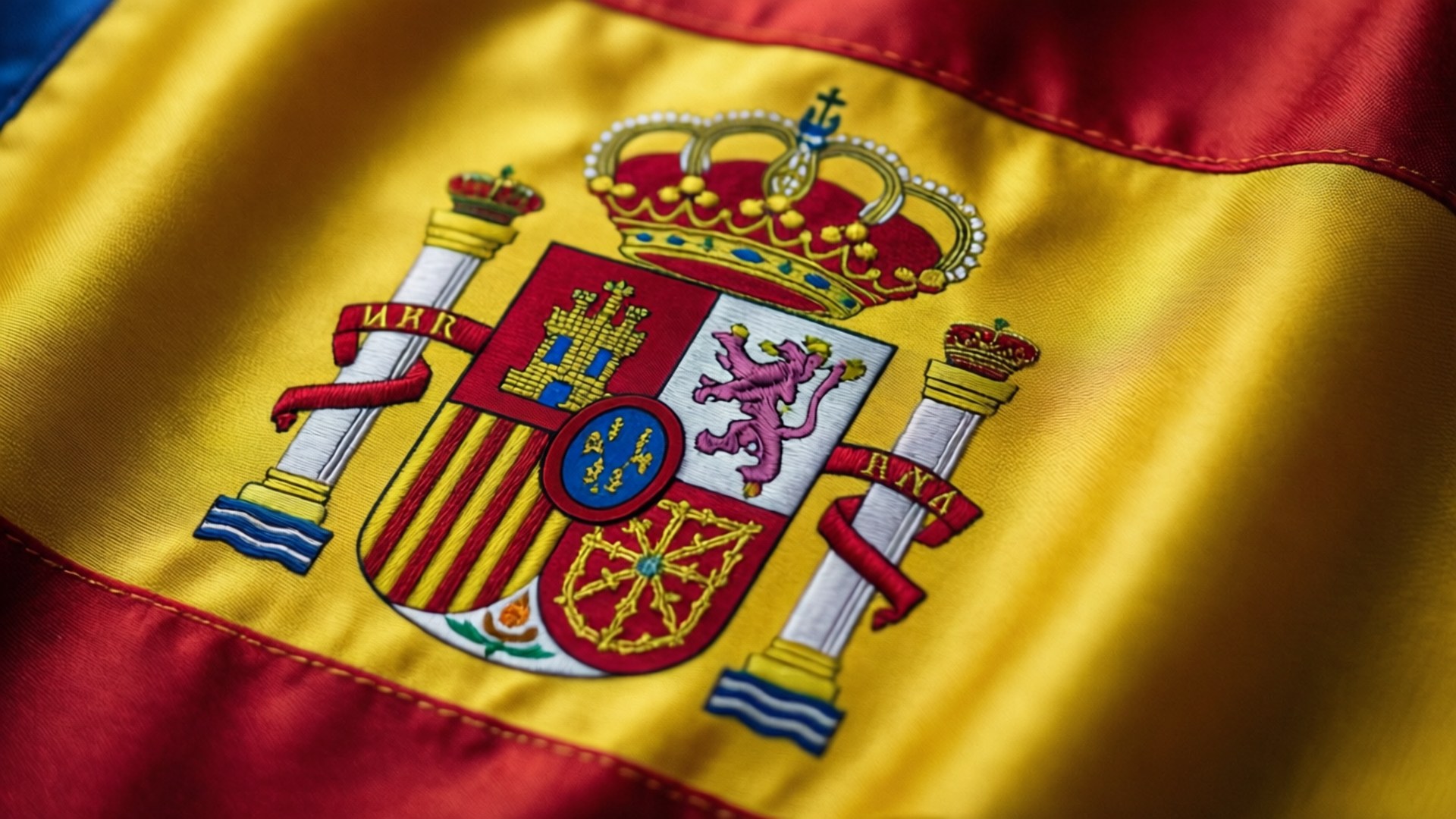 Spain Flag Coat of Arms 壁紙 — 西班牙國旗特寫，顯示其詳細的盾徽，帶有皇冠、柱子以及鮮豔的紅黃色。