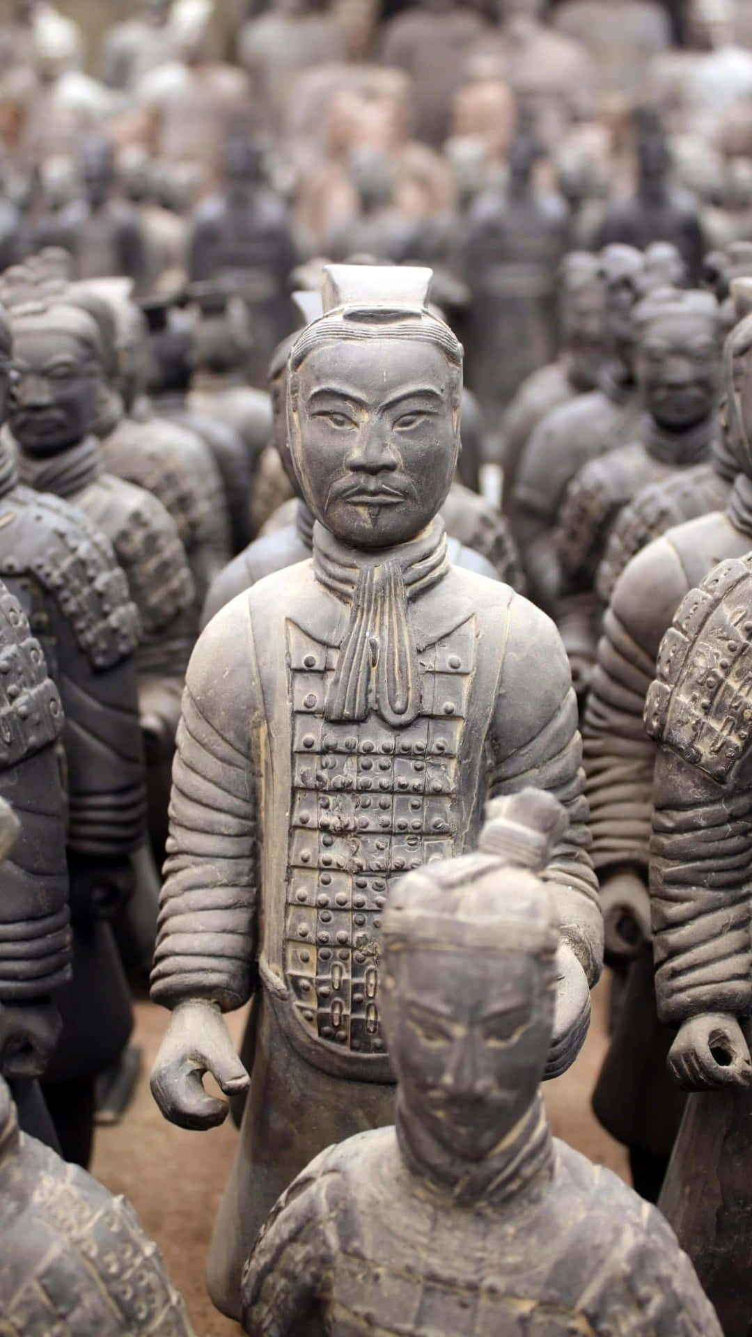  壁紙 — 著名兵馬俑陣容中一尊陶俑的近距離特寫，展現精細鎧甲與莊嚴表情。
